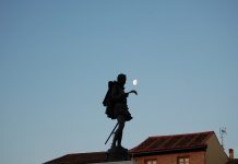 Descubre a tu ritmo la ciudad natal de Cervantes Visita de verano en Alcalá de Henares... y disfruta al anochecer de un bello jardín