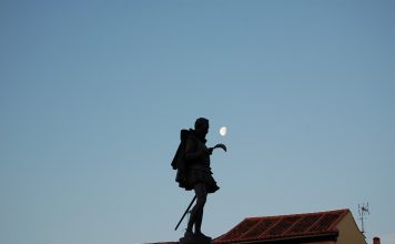 Descubre a tu ritmo la ciudad natal de Cervantes Visita de verano en Alcalá de Henares... y disfruta al anochecer de un bello jardín