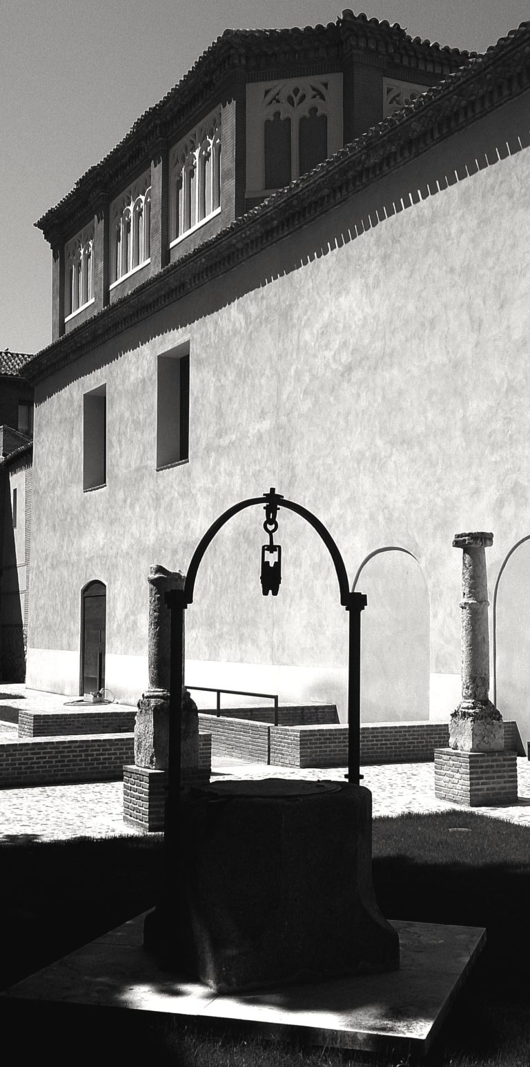 Patio de acceso a la Capilla de San Ildefonso