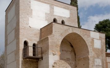 La puerta medieval norte o de Burgos, muralla de Alcalá de Henares La puerta norte o de Burgos, muralla de Alcalá de Henares