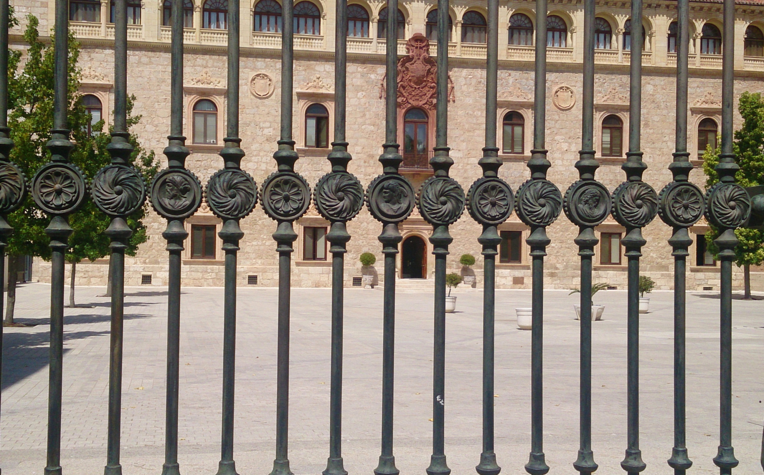 La reja neorrenacentista del Palacio Arzbispal, Alcalá de Henares