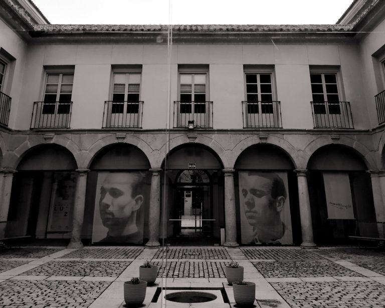 El regalo de un príncipe, colegio menor de san Felipe y Santiago o del Rey