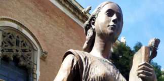 La escultura de Catalina de Aragón en Alcalá de Henares La escultura de Catalina de Aragón en Alcalá de Henares