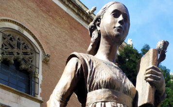 La escultura de Catalina de Aragón en Alcalá de Henares La escultura de Catalina de Aragón en Alcalá de Henares