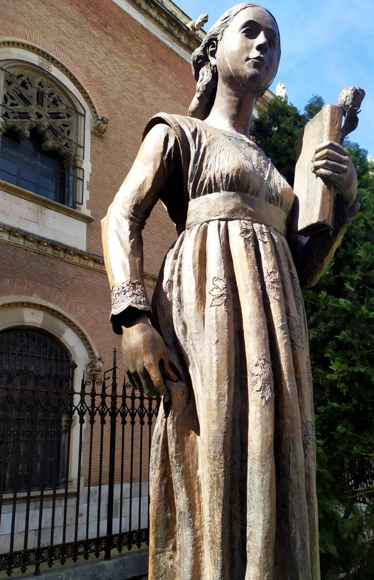 La escultura de Catalina de Aragón en Alcalá de Henares