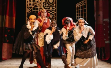 Enmudecer con hablar, teatro y visita guiada en el Corral de Comedias de Alcalá de Henares Enmudecer con hablar, Corral de Comedias de Alcalá de Henares